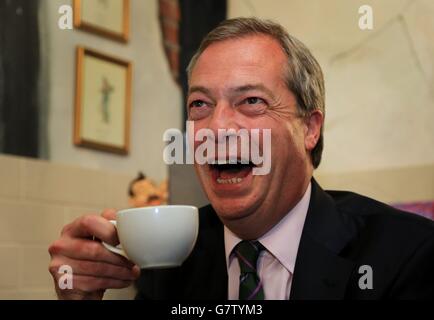 Il leader dell'UKIP Nigel Farage gode di una tazza di tè nel piccolo negozio di tè Timi a Rochester High Street, Kent, durante una campagna elettorale generale a piedi circa. Foto Stock
