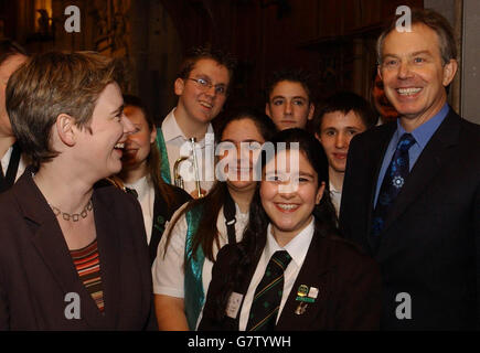 Il primo Ministro britannico Tony Blair condivide una battuta con il Segretario per l'Istruzione Ruth Kelly e gli alunni della ABS Cross School di Hornchurch, Essex. Foto Stock