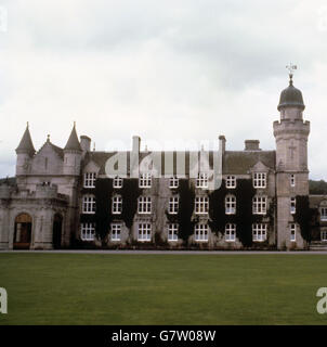 Balmoral Castle, Aberdeenshire, la casa vacanze del XIX secolo dove la Regina e i membri della famiglia reale trascorrono le loro vacanze tradizionali tra agosto e settembre di ogni anno. Foto Stock