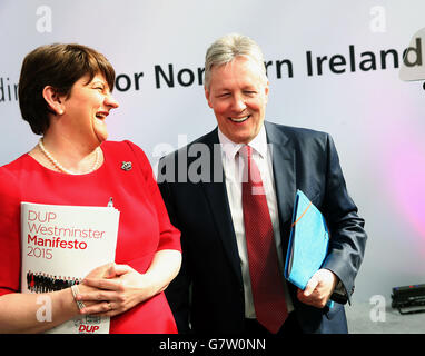 Il leader del Partito democratico Unionista Peter Robinson con il vice leader Nigel Dodds (sinistra) e il candidato parlamentare per Fermanagh & South Tyrone Arlene Foster durante il lancio del manifesto delle elezioni generali del partito presso la fabbrica di costruzione del London Bus, Wrightbus, ad Antrim. Foto Stock