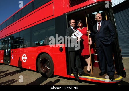 Il leader democratico del Partito Unionista Peter Robinson con il vice leader Nigel Dodds (a sinistra) e candidato parlamentare per Fermanagh &amp; South Tyrone Arlene Foster durante il lancio del manifesto delle elezioni generali del partito presso la fabbrica del London Bus, Wrightbus, ad Antrim. Foto Stock