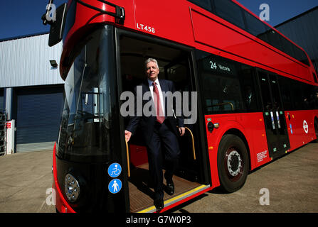 Il leader del Partito unionista democratico Peter Robinson durante il lancio del manifesto delle elezioni generali presso la fabbrica del London Bus, Wrightbus, ad Antrim. Foto Stock