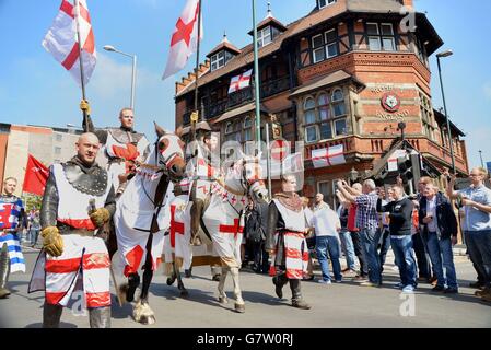 La sfilata di St George's Day passa davanti alla Casa pubblica Rose of England sulla strada per il centro della città di Nottingham. Foto Stock