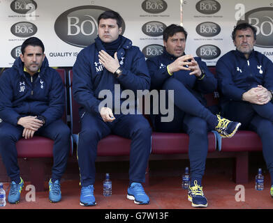 Tottenham Hotspur Assistente manager Jesus Perez, direttore Mauricio Pochettino, e primo allenatore del team Miguel D'Agostino Foto Stock