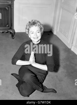 La star Olivia de Havilland, 42 anni, dimostra la sua routine di yoga fitness al Savoy Hotel di Londra. Foto Stock