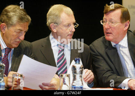 Il leader unionista dell'Ulster David Trimble e i colleghi del partito Lord Rogan (a sinistra) e James Cooper (al centro) prendono posto. Foto Stock