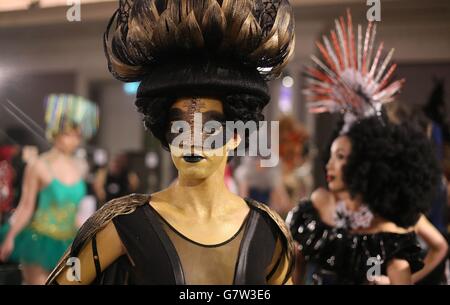 I modelli prendono parte ai Campionati Irlandesi di parrucchiere 2015 al Double Tree by Hilton Hotel di Dublino. Foto Stock