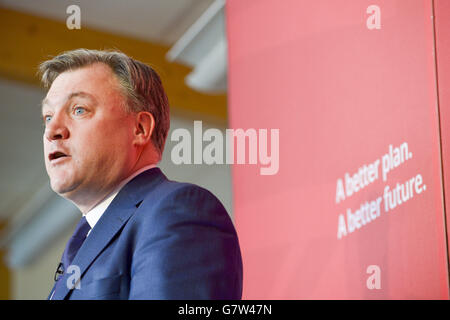 Il Cancelliere ombra dello scacchiere ed Balls parla alla Chiesa di Cristo, Swindon. Foto Stock