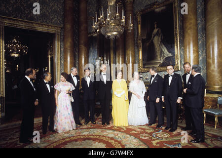 La regina e i membri della famiglia reale nella stanza blu di disegno a Buckingham Palace, mentre hanno intrattenuto sette capi del mondo a Londra per i colloqui del vertice di Downing Street. (l-r) Pierre Trudeau (Canada), Takeo Fukuda (Giappone), Principessa Margaret, James Callaghan, Principe Carlo, Giscard d'Estaing (Francia), Regina Elisabetta II, Regina Madre, Presidente carter (USA), Giulio Andreotti (Italia), Principe Filippo e Helmut Schmidt (Germania occidentale). Foto Stock