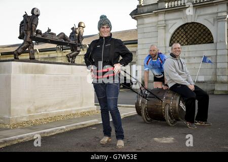 Zara Phillips come lei prova su un barile e imbracatura guardato da Mike Tindall (a destra) e Rob Edmond dopo che il fundraiser di idoneità è arrivato sopra la linea di arrivo a casa di Tedworth, dopo aver rotolato un barile di whisky giù il nucleo del paese per raccogliere i soldi per l'aiuto per gli eroi. 31/03/15 Foto Stock