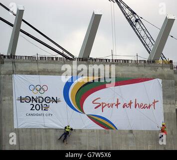 Olympic Bid 2012 - Stadio di Wembley. Gli operai svelano un poster gigante per la Bid Olimpica di Londra del 2012. Foto Stock