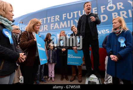 Il primo ministro David Cameron e Nicola Blackwood (destra), candidato conservatore per Oxford West e Abingdon parlano ai sostenitori del partito di Abingdon e Witney College nell'Oxfordshire. Foto Stock