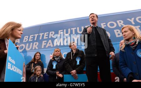 Il primo ministro David Cameron e Nicola Blackwood (destra), candidato conservatore per Oxford West e Abingdon parlano ai sostenitori del partito di Abingdon e Witney College nell'Oxfordshire. Foto Stock