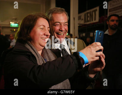 Il leader dell'UKIP Nigel Farage ha un selfie preso con un fan (nome non noto) al Thanet Beer Festival di Margate, Kent, mentre continua la sua campagna per il sedile del South Thanet alle elezioni generali. Foto Stock