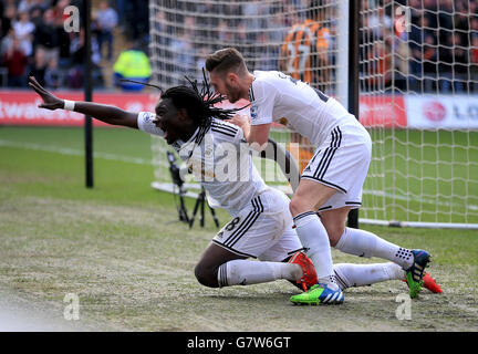 Il Bafetimbi Gomis di Swansea City festeggia il terzo gol del suo fianco durante la partita della Barclays Premier League al Liberty Stadium di Swansea. Foto Stock