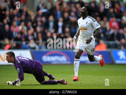 Il Bafetimbi Gomis di Swansea City segna il terzo gol del suo fianco durante la partita della Barclays Premier League al Liberty Stadium di Swansea. Foto Stock