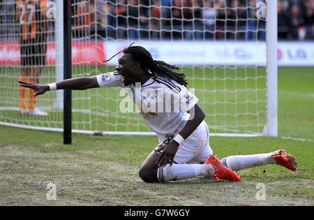 Il Bafetimbi Gomis di Swansea City festeggia il terzo gol del suo fianco durante la partita della Barclays Premier League al Liberty Stadium di Swansea. Foto Stock