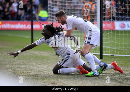 Il Bafetimbi Gomis di Swansea City festeggia il terzo gol del suo fianco durante la partita della Barclays Premier League al Liberty Stadium di Swansea. Foto Stock