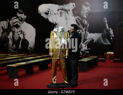 Il regista di Graceland Kevin Kern accanto alla Gold Suit di Elvis Presley, indossata dal cantante sulla copertina del suo album '50,000,000 Elvis Fans Can't Be Wrong', alla Elvis Exhibition 02, presso la O2 di Londra. Foto Stock