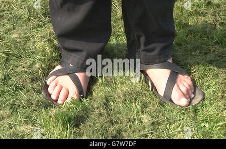 Screen grab preso dal PA video dei sandali del Rev Andrew Dotchin fuori Whitton Parish Church, Ipswich, dopo che è stato fermato dal entrare in un wine bar la Domenica di Pasqua perché indossava i suoi sandali marchio. Foto Stock