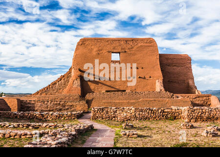 Adobe rovine nel pecos National Historical Park di Sangre de Cristo Mountains a Santa Fe NM US Foto Stock