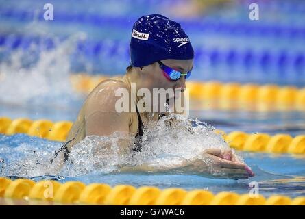 Siobhan-Marie o'Connor, della Bath University, compete nella finale IM di 200m delle donne durante i British Nuoto Championships al London Aquatics Center di Londra. Foto Stock