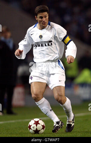 Calcio - UEFA Champions League - Round of 16 - prima tappa - FC Porto v Inter Milan - Stadio Dragao. Javier Zanetti, Inter Milan Foto Stock