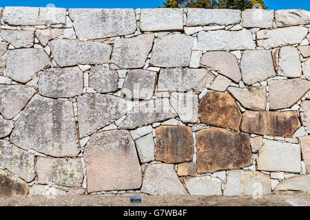 Giappone, Ako castello. Ishigaki muri in pietra, realizzato da inter bloccaggio di sassi, tipo Uchikomihagi, ben equipaggiato pietre con piccoli spazi vuoti riempiti da pietre piccole. Foto Stock