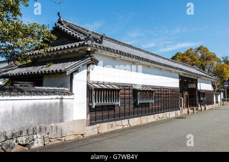 Giappone, Ako Castello. Il cancello della ex residenza di Oishi Yoshio. Yagura lunga storia singolo tipo di edificio, base in legno bianco con pareti di gesso. Foto Stock