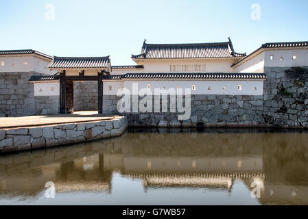 Giappone, Ako castello. Masugata double gateway, con il piccolo tipico stile koraimon cancello in legno e pareti con grandi gateway yaguramon dietro. Foto Stock