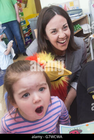 Candidato parlamentare del Partito laburista Scozzese per Edinburgh Eastern Kezia Dugdale durante il lancio del manifesto delle Donne del partito al Nursery di Coconut Corner a Glasgow. Foto Stock