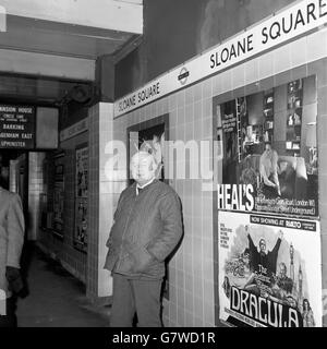 Amante di Londra, Sir John Betjeman, il poeta-Laureate della Regina alla stazione della metropolitana di Sloane Square oggi, prima di partire per un viaggio gioioso. Sir John aveva espresso il desiderio di viaggiare in taxi e London Transport lo ha debitamente fatto. Foto Stock