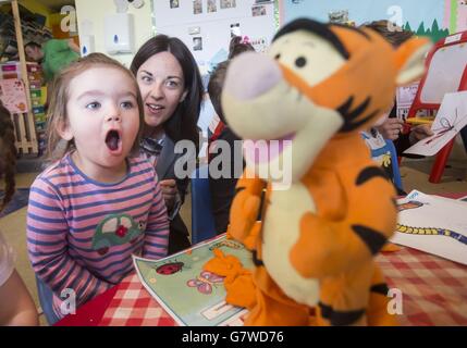 Candidato parlamentare del Partito laburista Scozzese per Edinburgh Eastern Kezia Dugdale durante il lancio del manifesto delle Donne del partito al Nursery di Coconut Corner a Glasgow. Foto Stock