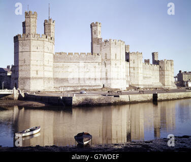 Il restaurato castello di Caernarvon del XIII secolo, luogo di nascita di Edoardo II, il primo principe del Galles. Foto Stock