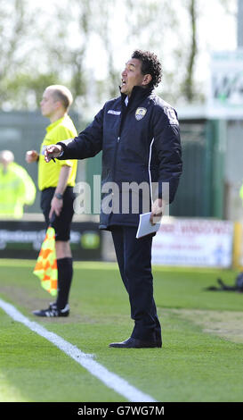 Il manager della contea di Notts Ricardo Moniz sulla linea di contatto durante la partita Sky Bet League One a Huish Park, Yeovil. PREMERE ASSOCIAZIONE foto. Data immagine: Sabato 11 aprile 2015. Vedi PA storia CALCIO Yeovil. Il credito fotografico dovrebbe essere: Cavo PA. Foto Stock