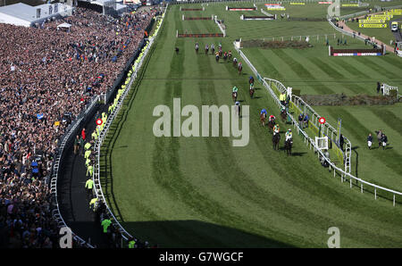 Molte nuvole cavalcate da Leighton Aspell festeggia la vittoria del Grand National Chase dei Crabbie durante il Grand National Day del Grand National Festival dei Crabbie all'Aintree Racecourse di Liverpool. Foto Stock