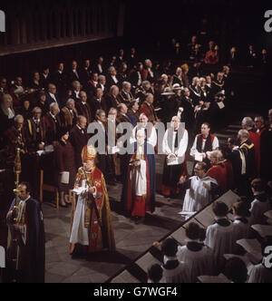 Il Dott. Donald Coggan, nuovo Arcivescovo di Canterbury, Primate di tutta l'Inghilterra, in processione all'altare maggiore durante la cerimonia di entronement alla Cattedrale di Canterbury. Foto Stock