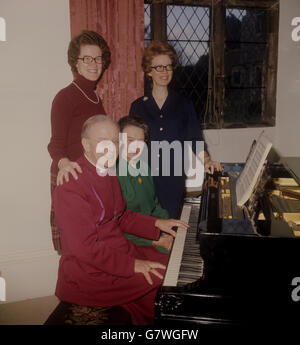 Dr. Donald Coggan, nuovo arcivescovo di Canterbury, primate di tutta l'Inghilterra, raffigurato con sua moglie Jean e loro figlie Ruth, 34, e Ann, 36 (a sinistra) al pianoforte nel salotto del Palazzo Vecchio, Canterbury. Foto Stock