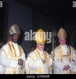 La religione - tre Cardinali concelebrare la massa - Cattedrale di Westminster, Londra Foto Stock