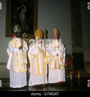 La religione - tre Cardinali concelebrare la massa - Cattedrale di Westminster, Londra Foto Stock