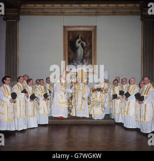 La religione - tre Cardinali concelebrare la massa - Cattedrale di Westminster, Londra Foto Stock