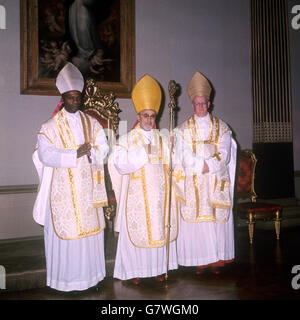 La religione - tre Cardinali concelebrare la massa - Cattedrale di Westminster, Londra Foto Stock