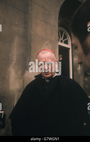 Il Cardinale Heenan, arcivescovo cattolico romano di Westminster, si è incontrato a Windsor, quando la commissione permanente congiunta anglicana-cattolica si è incontrata alla St. George's House, Castello di Windsor. Foto Stock