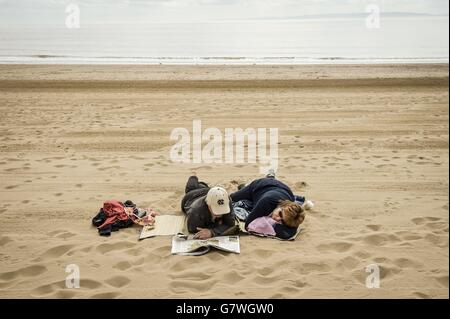 Le persone godono della spiaggia di Barry Island, in Galles, Come la maggior parte dell'Inghilterra e del Galles godrà di sole e condizioni calde nei prossimi tre giorni, come previsioni le temperature potrebbero raggiungere fino a 24 C (75,2 F) a Londra il Mercoledì - 10 C (50 F) sopra la media per il periodo dell'anno. Foto Stock