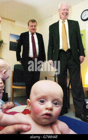 Il leader liberaldemocratico Charles Kennedy e il leader liberaldemocratico scozzese Jim Wallace in una residenza presso il Fala Court Flats. Foto Stock