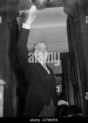 Un sorridente Sir Anthony Eden arriva al Foreign Office di Londra, dopo aver visto la Regina a Buckingham Palace, e riconosce i saluti della folla che acclama l'uomo che, è stato annunciato pochi minuti dopo, era succeduto a Sir Winston Churchill come primo Ministro. Foto Stock