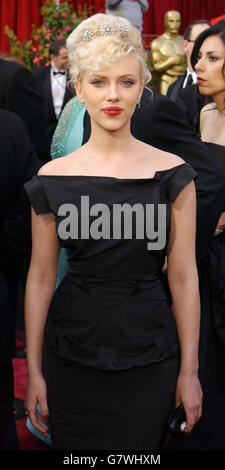 77th Academy Awards - Kodak Theatre. Arriva Scarlett Johansson. Foto Stock