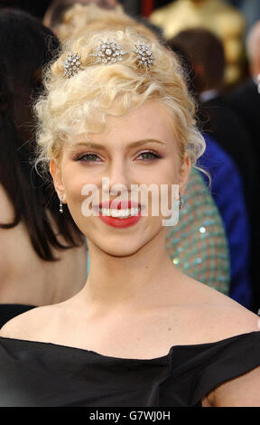 77th Academy Awards - Kodak Theatre. Arriva Scarlett Johansson. Foto Stock