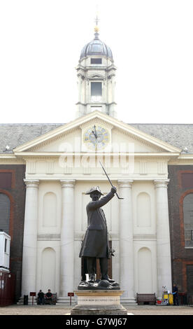 Una vista della statua di bronzo l'in-pensionato, dallo scultore Philip Jackson, fuori del Royal Hospital Chelsea, casa dei pensionati Chelsea, a Londra. Foto Stock