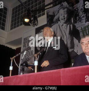 Leader dell'opposizione, Labour, Harold Wilson parla ad una conferenza stampa elettorale generale, Foto Stock